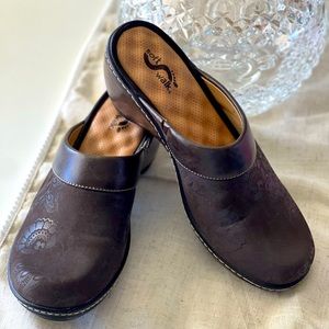 Soft Walk size 9N Clogs.  Super Comfy Leather with paisley overlay design.  NEW